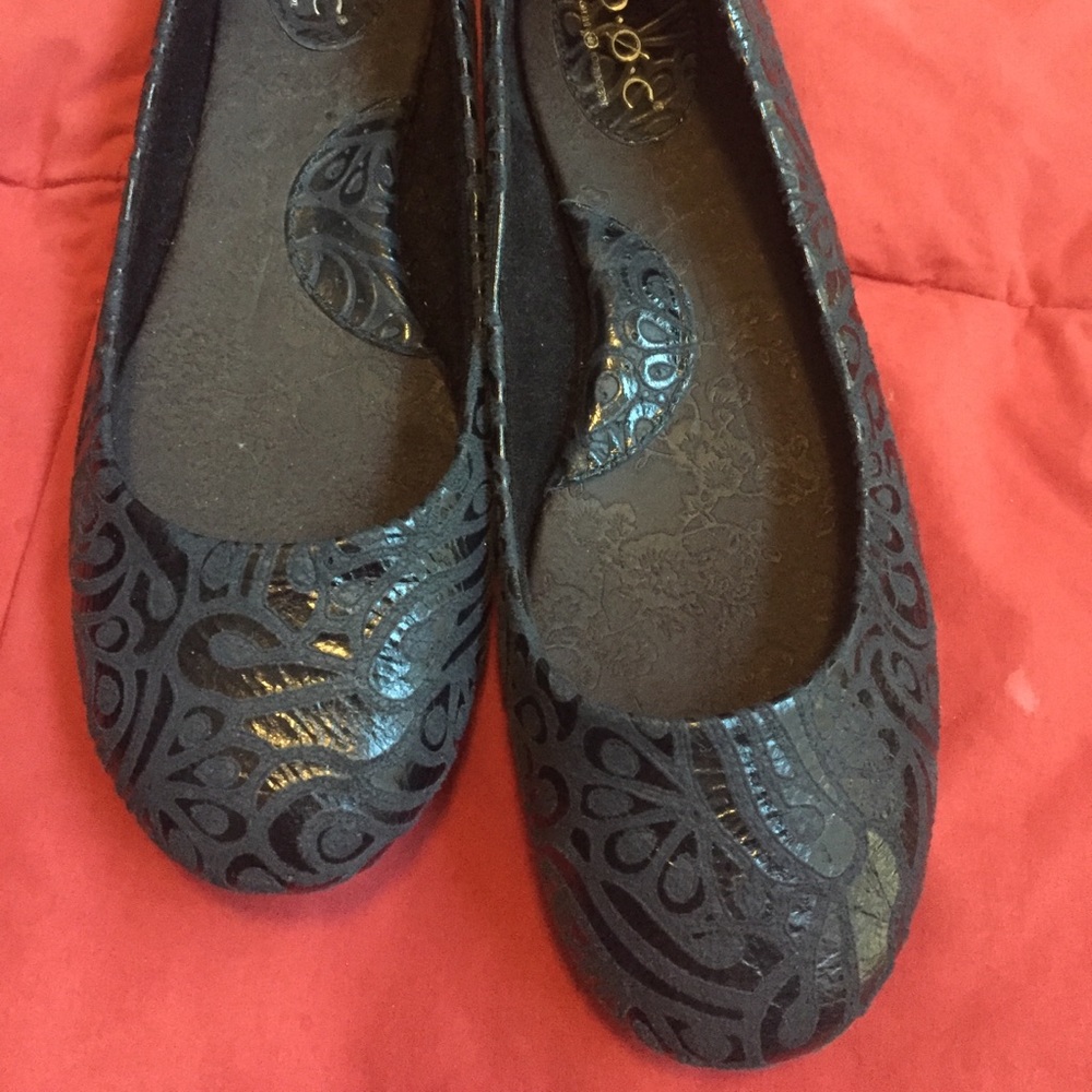 Embossed dark grey flats
